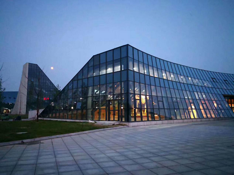 1583997325740336.png 泗洪文化中心項目,總建筑面積57500平方米。本工程由城市規(guī)劃展覽館、文化館、青少年活動中心、科技館組成的綜合性建筑。是異性鋼結構。.png